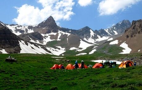 قله ۴۸۵۰ متری علم‌کوه و ارتفاعات تخت سلیمان سفیدپوش شدند