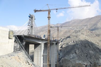 آغاز عملیات آوار برداری و ایمن سازی پل آسیب دیده B1 کرج 