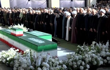اقامه نماز بر پیکرهای مطهر شهدا با حضور ۳ فرزند رهبر شهید