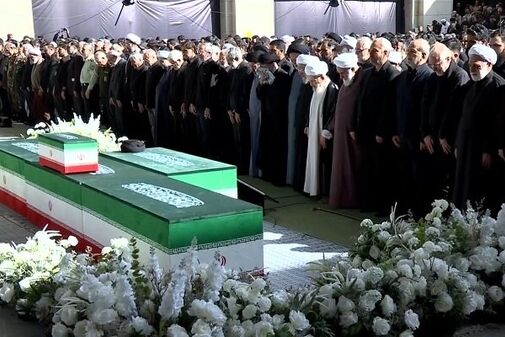 اقامه نماز بر پیکرهای مطهر شهدا با حضور ۳ فرزند رهبر شهید