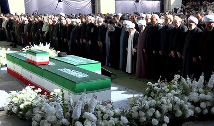 اقامه نماز بر پیکرهای مطهر شهدا با حضور ۳ فرزند رهبر شهید