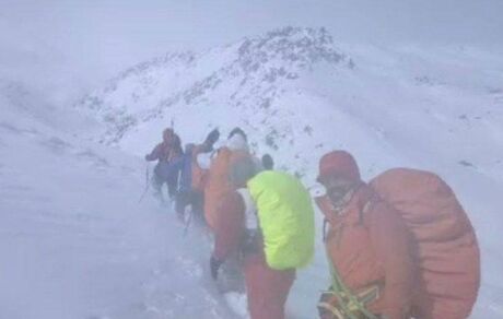 کوهنوردان گرفتار در ارتفاعات شهرستان اشنویه نجات یافتند