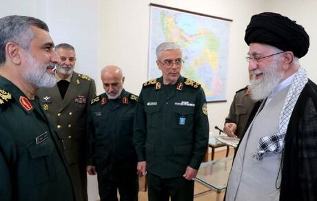 فرمانده نیروی هوافضای سپاه از رهبر انقلاب، «نشان فتح» دریافت کرد