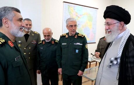 فرمانده نیروی هوافضای سپاه از رهبر انقلاب، «نشان فتح» دریافت کرد