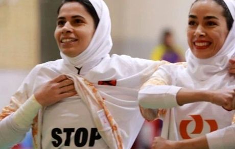 بانوی فوتسالیست بخاطر شادی گل با شعار ضدجنگ احضار شد