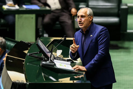 ۶ میلیارد دلار بنزین وارد می کنیم که از نان، دارو و بنیه دفاعی مردم کم می شود