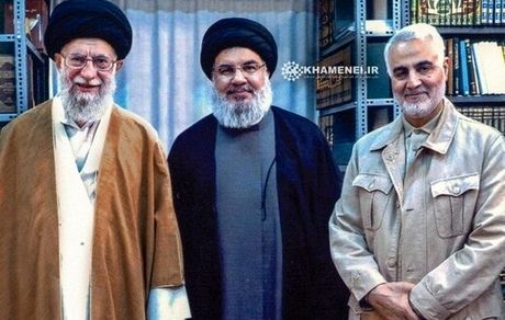 یک تصویر جدید و منتشر نشده از سردار سلیمانی و سید حسن نصرالله در کنار رهبر انقلاب