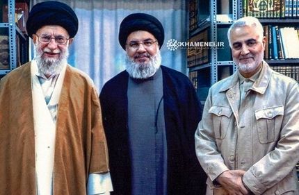یک تصویر جدید و منتشر نشده از سردار سلیمانی و سید حسن نصرالله در کنار رهبر انقلاب