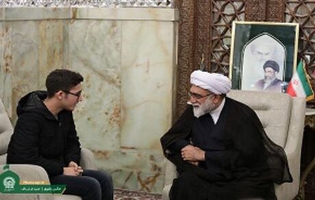 تجلیل تولیت آستان قدس رضوی از آرین غلامی شطرنج‌باز حامی ملت مظلوم فلسطین