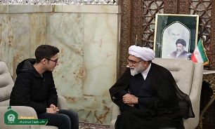 تجلیل تولیت آستان قدس رضوی از آرین غلامی شطرنج‌باز حامی ملت مظلوم فلسطین