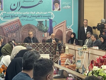 دیدار جمعی از هنرمندان صنایع دستی شهرستان‌های استان تهران با رئیس جمهور