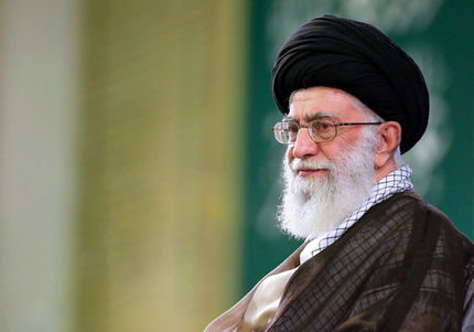 قرائت پیام تسلیت رهبر انقلاب در آغاز مراسم تشییع شهید سپهبد قاسم سلیمانی در کرمان 