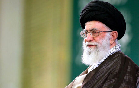 قرائت پیام تسلیت رهبر انقلاب در آغاز مراسم تشییع شهید سپهبد قاسم سلیمانی در کرمان 