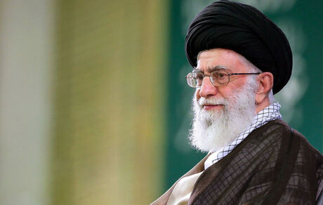 قرائت پیام تسلیت رهبر انقلاب در آغاز مراسم تشییع شهید سپهبد قاسم سلیمانی در کرمان 