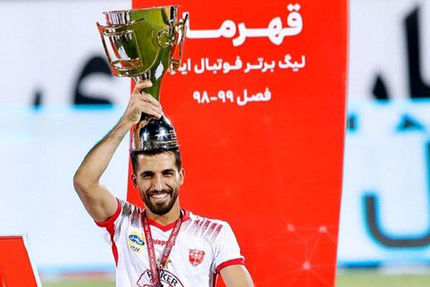 شادی جالب وحید امیری با جام قهرمانی/ عکس