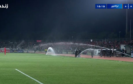 شعارهای تند هواداران استقلال علیه بازیکنان / آب‌پاشی که یهویی فعال شد