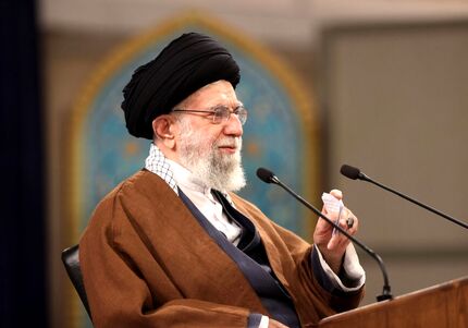 تاکید بر زبده‌گزینی در شعر،صدا و آهنگ در سرودها و انتخاب موضوعات اسلامی، انقلابی و ملی
