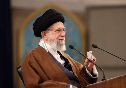 تاکید بر زبده‌گزینی در شعر،صدا و آهنگ در سرودها و انتخاب موضوعات اسلامی، انقلابی و ملی