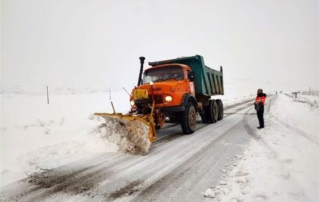 اولین بارش برف بعد از ۲ سال در ساوه / راه ۸۲ روستا بسته شد