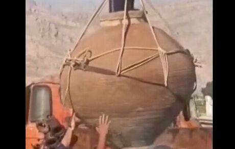 خمره تاریخی کشف شده در یک روستا به تخت جمشید منتقل می‌شود