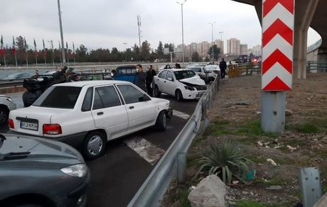 تصادف زنجیره‌ای در اتوبان حکیم تهران / ٢٠ خودرو به هم خوردند، هفت نفر مصدوم شدند