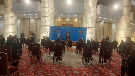 دست همکاری همه همسایگان و کشورهای اسلامی را به گرمی میفشاریم