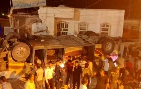 اولین آمار واژگونی اتوبوس زائران پاکستانی در تفت استان یزد: ۲۰ نفر کشته شدند
