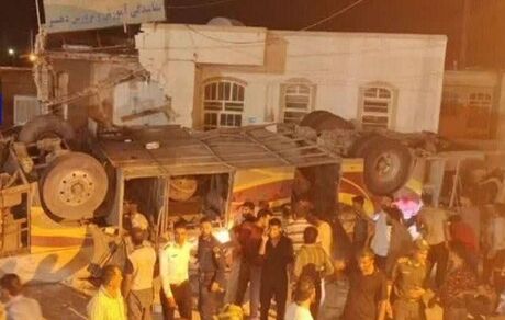 اولین آمار واژگونی اتوبوس زائران پاکستانی در تفت استان یزد: ۲۰ نفر کشته شدند