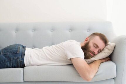 خوابیدن به روی شکم مضر است