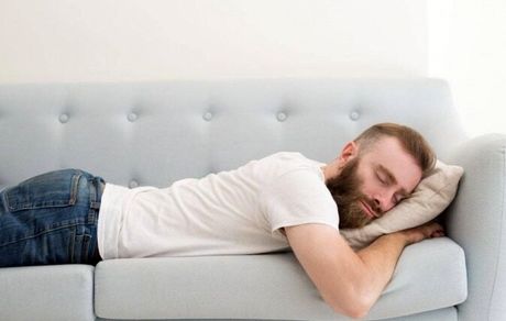 خوابیدن به روی شکم مضر است