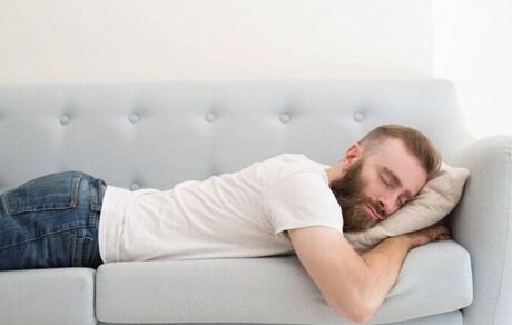 خوابیدن به روی شکم مضر است