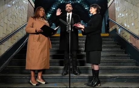 شهردار جدید نیویورک با دستی بر قرآن کارش را آغاز کرد