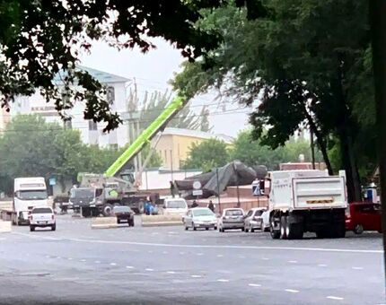 بلندترین مجسمه رهبر شورای سابق در آسیای مرکزی پایین کشیده شد