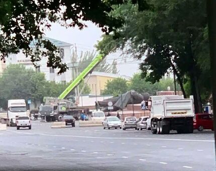 بلندترین مجسمه رهبر شورای سابق در آسیای مرکزی پایین کشیده شد