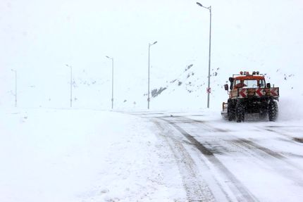 برف و کولاک آزادراه زنجان قزوین را بست