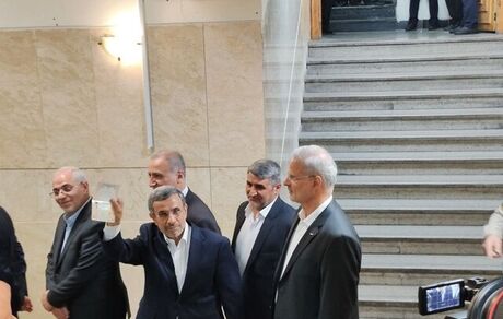 محمود احمدی‌نژاد وارد رقابت انتخابات شد