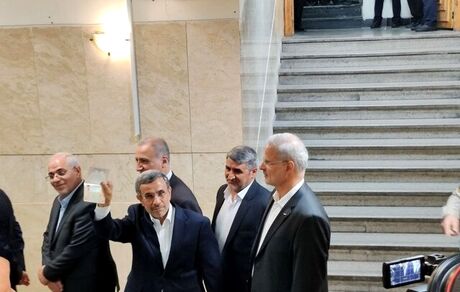 محمود احمدی‌نژاد وارد رقابت انتخابات شد