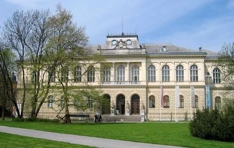 لغو یک نمایشگاه به دلیل نمایش آثار تقلبی