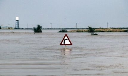
آماده‌باش تیم‌های واکنش سریع بهداشتی در مناطق سیل‌زده/ نجات جان ۲۳ مادر باردار
