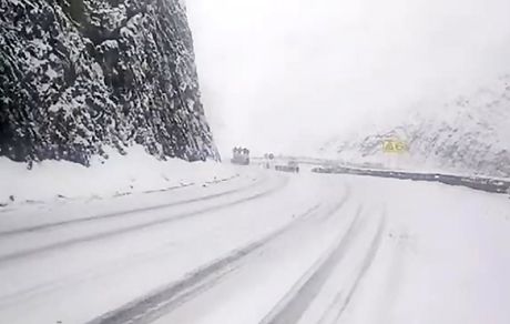 برف، جاده فشند طالقان را بست