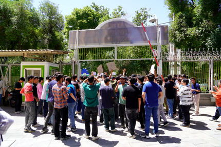 ادامه تجمع اعتراضی جمعی از دانش‌آموزان استان اصفهان درباره تأثیر امتحانات نهایی