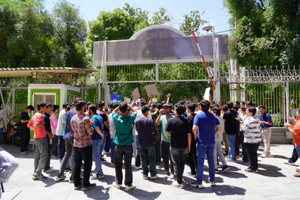 ادامه تجمع اعتراضی جمعی از دانش‌آموزان استان اصفهان درباره تأثیر امتحانات نهایی