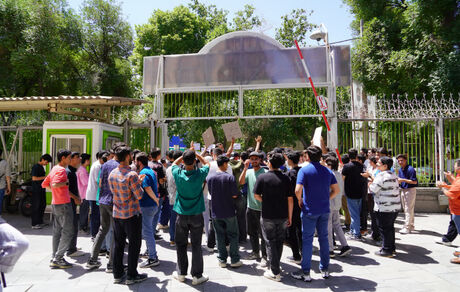 ادامه تجمع اعتراضی جمعی از دانش‌آموزان استان اصفهان درباره تأثیر امتحانات نهایی