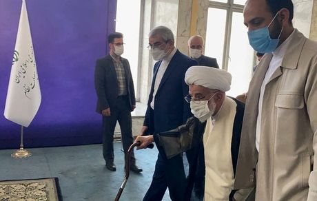 جنتی رای خود را به صندوق انداخت