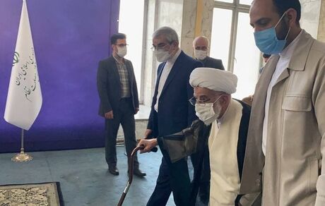 جنتی رای خود را به صندوق انداخت