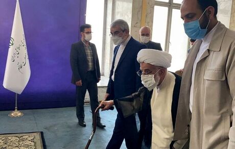 جنتی رای خود را به صندوق انداخت