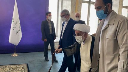 جنتی رای خود را به صندوق انداخت