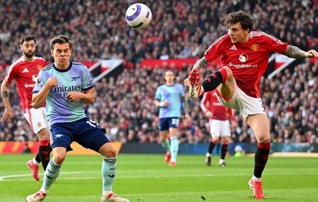 آرسنال ۲ امتیاز حساس مقابل منچستر یونایتد را از دست داد