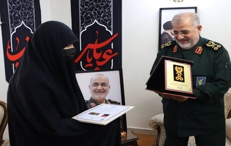 اهدای درجه رشادت سپهبدی شهید سلامی به خانواده او