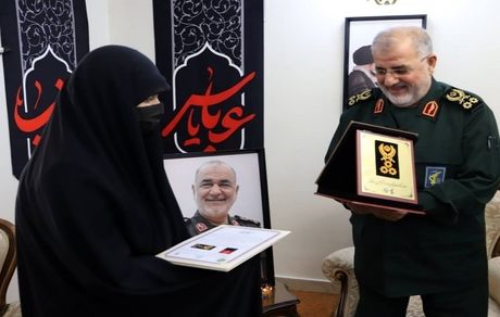 اهدای درجه رشادت سپهبدی شهید سلامی به خانواده او